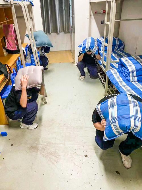 2.同学们在宿舍紧急避险 2.同学们在宿舍紧急避险