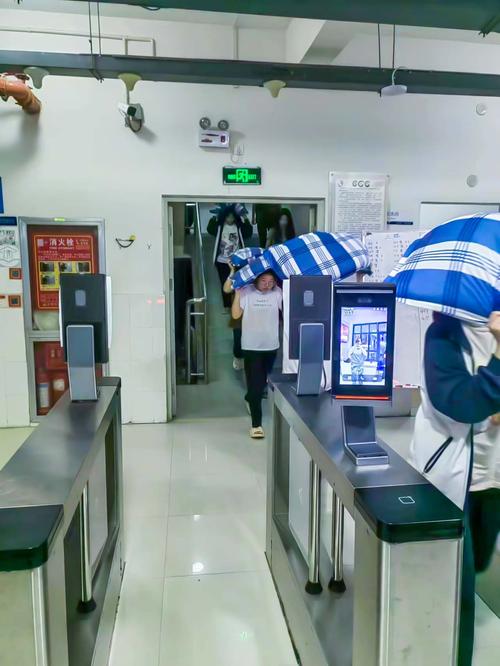 3.同学们按照指挥迅速疏散下楼 3.同学们按照指挥迅速疏散下楼