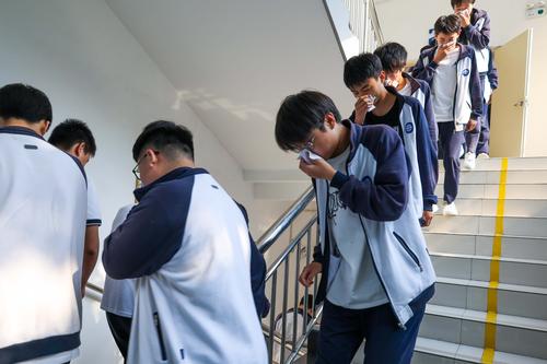 4.同学们有序撤离 4.同学们有序撤离