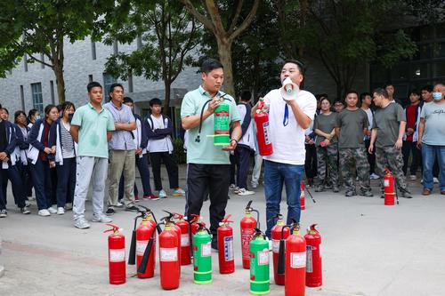 6.教员组的成员向师生讲解灭火器的分类以及使用功能 6.教员组的成员向师生讲解灭火器的分类以及使用功能