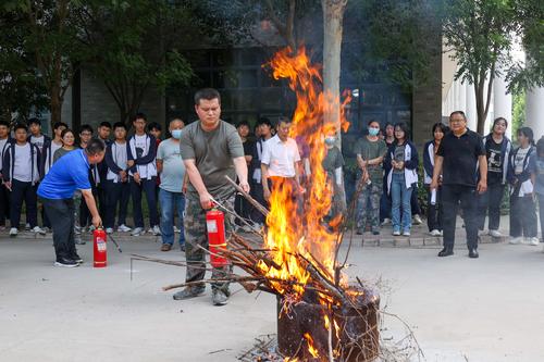 7.灭火组成员进行灭火器的实战演练 7.灭火组成员进行灭火器的实战演练