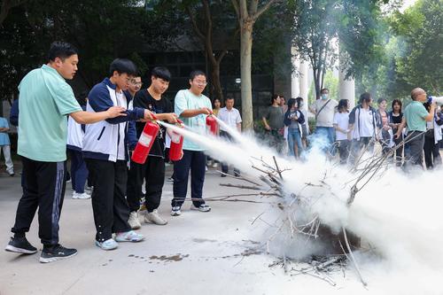 8.同学们进行灭火器灭火体验 8.同学们进行灭火器灭火体验
