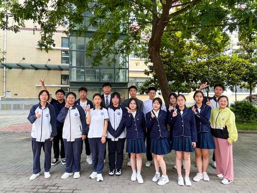 5.辅导老师与参赛学生合影留念 5.辅导老师与参赛学生合影留念