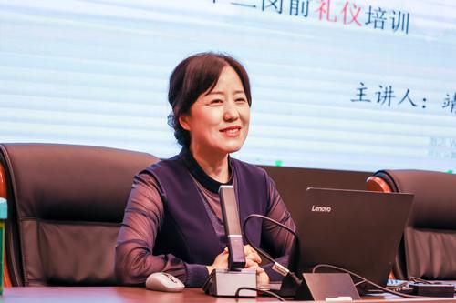 1靖改玲老师为同学们讲解商务礼仪 1靖改玲老师为同学们讲解商务礼仪