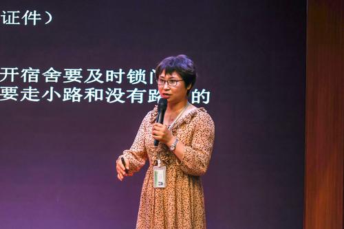 3刘巧玲老师为同学们讲解实习中应注意的安全事项 3刘巧玲老师为同学们讲解实习中应注意的安全事项