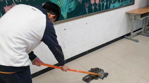 3同学们认真打扫教室门窗玻璃卫生2 3同学们认真打扫教室门窗玻璃卫生2