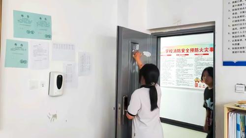同学们认真打扫教室门窗玻璃卫生1 同学们认真打扫教室门窗玻璃卫生1
