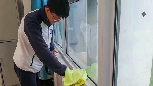 同学们认真打扫教室门窗玻璃卫生3 同学们认真打扫教室门窗玻璃卫生3