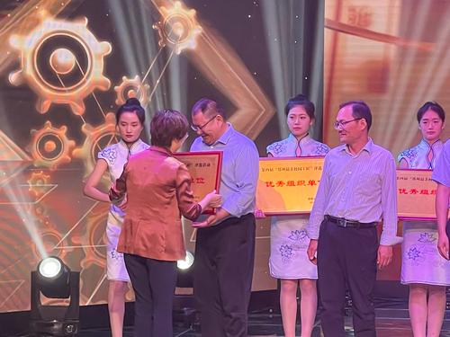 3郑州市教育局局长王丽娟为信息技术学校颁奖 3郑州市教育局局长王丽娟为信息技术学校颁奖