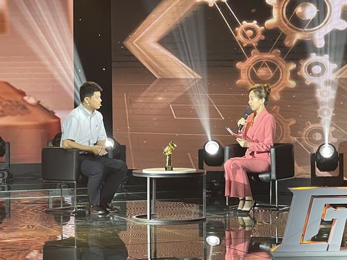 朱荣涛接受电视台采访 朱荣涛接受电视台采访