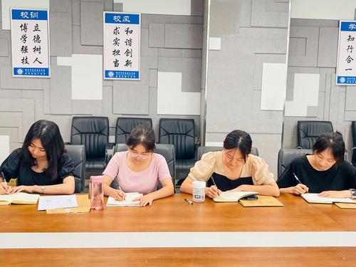 3.新任班主任老师认真聆听,收获满满 3.新任班主任老师认真聆听,收获满满