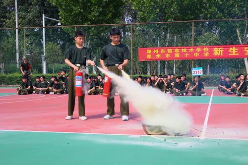 6.同学们亲身体验灭火演练 6.同学们亲身体验灭火演练