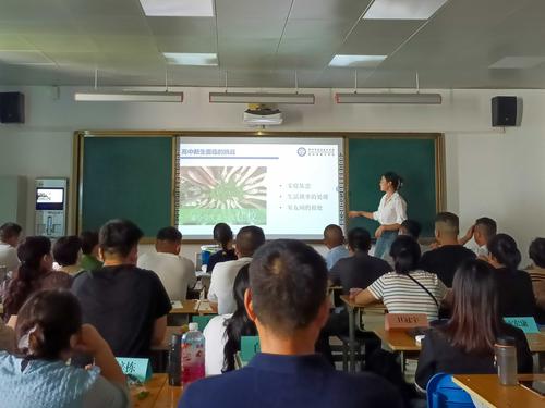 7.班主任老师向家长介绍高中新生面临的挑战 7.班主任老师向家长介绍高中新生面临的挑战