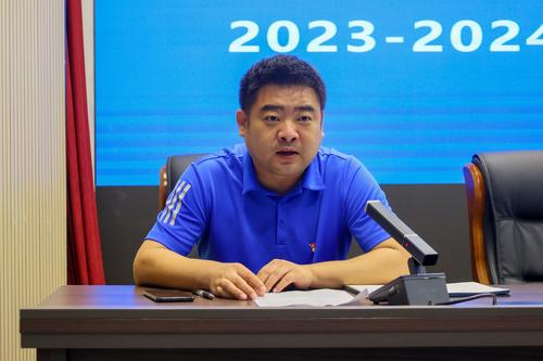 2.校办公室主任王华主持会议 2.校办公室主任王华主持会议