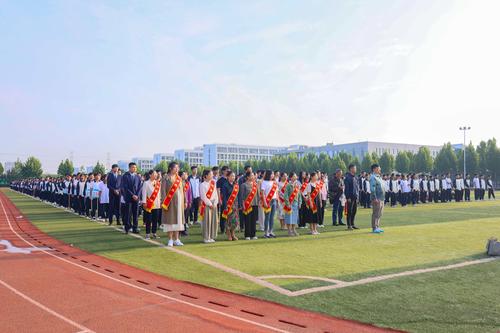 3.全体师生以朝气蓬勃的姿态迎接新学期 3.全体师生以朝气蓬勃的姿态迎接新学期