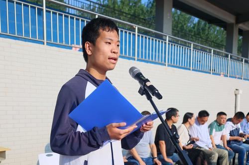4.2104班闫恩全作为学生代表发言 4.2104班闫恩全作为学生代表发言
