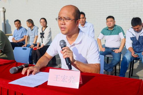 7.副校长王宏亮宣读表彰决定 7.副校长王宏亮宣读表彰决定