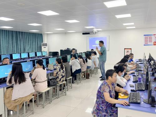 2参训教师认真学习