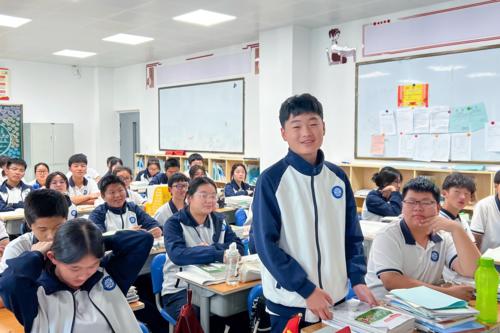 1学生在分享制作油灯的心得 1学生在分享制作油灯的心得