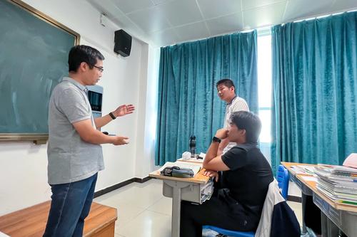2李鹏老师在与学生交流灯下阅读的“意境” 2李鹏老师在与学生交流灯下阅读的“意境”