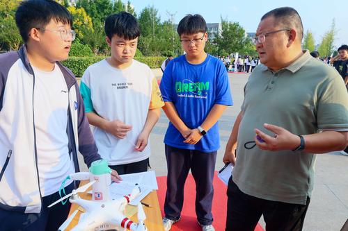 4.校党委书记邵元辉与学生交流 4.校党委书记邵元辉与学生交流