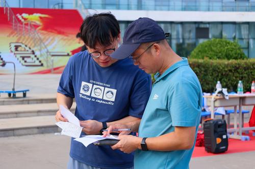 5.副校长王宏亮和李智龙老师探讨招新情况 5.副校长王宏亮和李智龙老师探讨招新情况