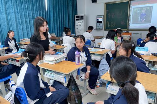 3.胡锦婷老师在讲授《铭记历史,砥砺前行》主题微班会 3.胡锦婷老师在讲授《铭记历史,砥砺前行》主题微班会