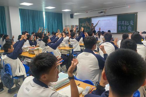 4.苏峻冉老师在讲授《一路有您,感恩在心》主题微班会 4.苏峻冉老师在讲授《一路有您,感恩在心》主题微班会