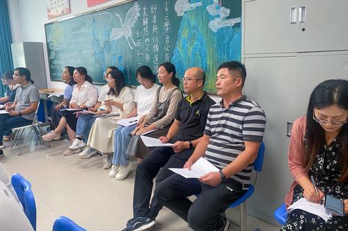 5.与会老师在认真观摩微班会公开课 5.与会老师在认真观摩微班会公开课