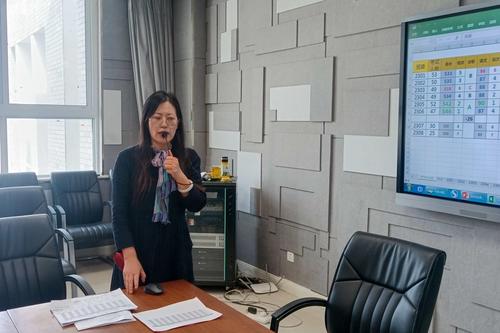 2.高一年级长李新华老师在作考试质量分析 2.高一年级长李新华老师在作考试质量分析