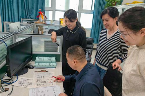 3数学老师在一起讨论 3数学老师在一起讨论