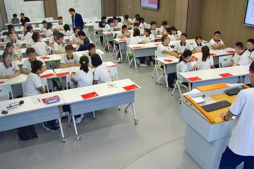 3同学们在积极参与班会话题讨论 3同学们在积极参与班会话题讨论