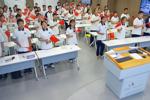 6班会活动在《我和我的祖国》的优美旋律中圆满结束 6班会活动在《我和我的祖国》的优美旋律中圆满结束