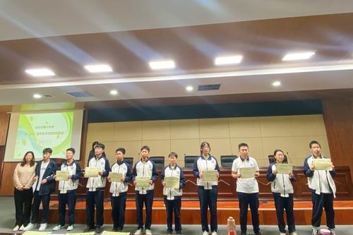 3.班主任老师在为获得“卓越之星”的同学进行合影留念 3.班主任老师在为获得“卓越之星”的同学进行合影留念