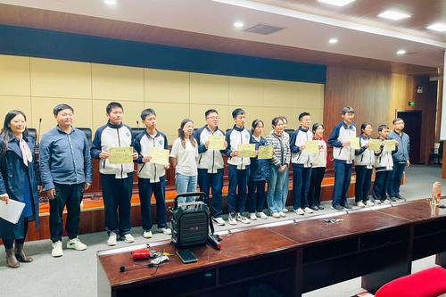 4.高一年级与会老师和获奖同学进行合影留念 4.高一年级与会老师和获奖同学进行合影留念