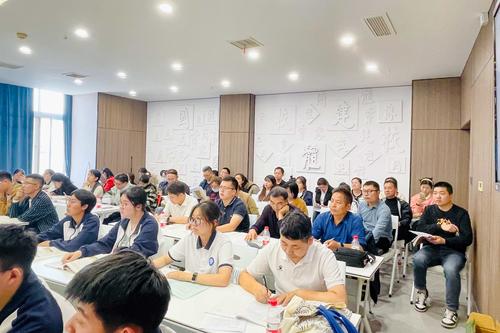 3.来自郑州市高中第三教研共同体的40多位历史教师在听课 3.来自郑州市高中第三教研共同体的40多位历史教师在听课