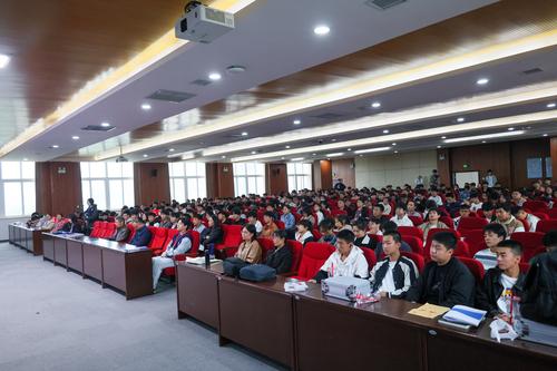 4各院校辅导教师和参赛选手认真听讲 4各院校辅导教师和参赛选手认真听讲