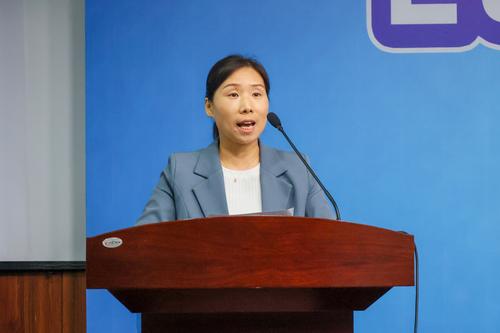 7河南建筑职业技术学院副教授李艳代表裁判员宣誓 7河南建筑职业技术学院副教授李艳代表裁判员宣誓