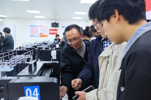 10参赛教师与选手查看赛场进行试机 10参赛教师与选手查看赛场进行试机