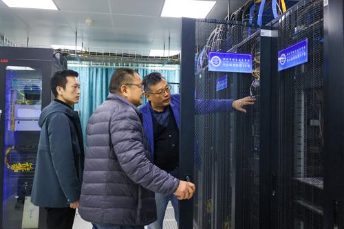 4卢广锋向邵元辉汇报服务器故障恢复情况 4卢广锋向邵元辉汇报服务器故障恢复情况