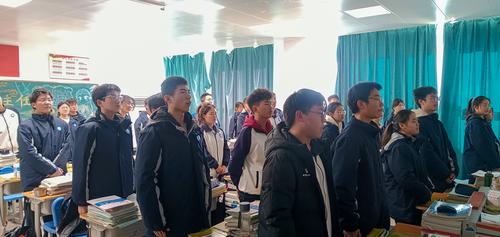 1同学们在诵读《宪法》的部分条款 1同学们在诵读《宪法》的部分条款