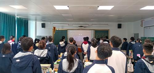 2同学们在诵读《宪法》的部分条款 2同学们在诵读《宪法》的部分条款