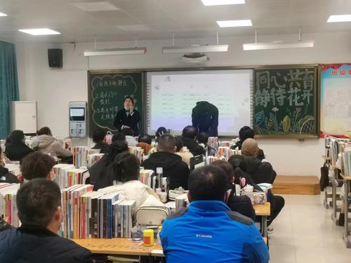 1班主任向家长介绍班级情况 1班主任向家长介绍班级情况