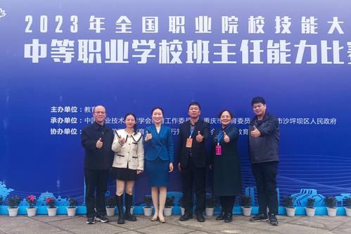 3参赛团队同河南省教育科学规划与评估院领导合影留念 3参赛团队同河南省教育科学规划与评估院领导合影留念