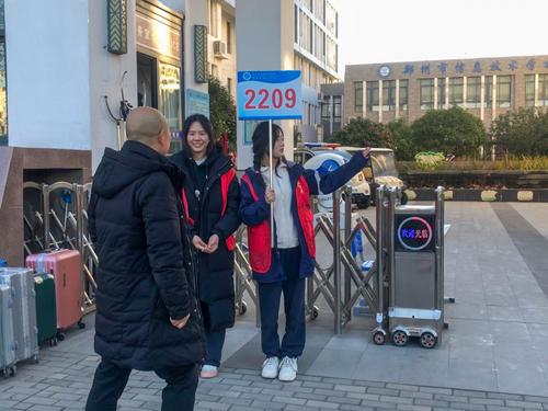 2家长会期间志愿者接待家长 2家长会期间志愿者接待家长