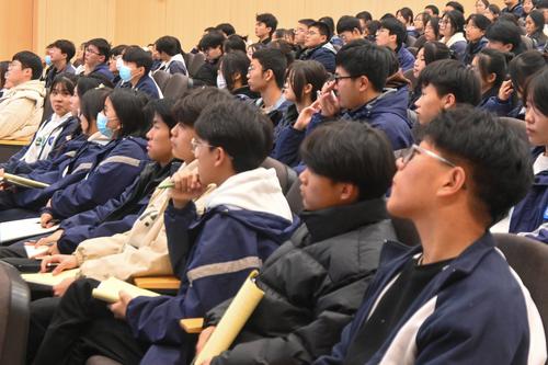 6学生认真听甘老师讲课 6学生认真听甘老师讲课