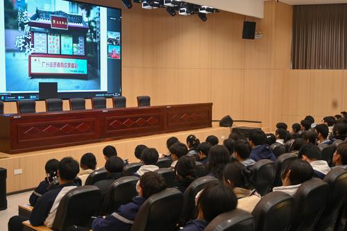 7学生认真记录学习内容 7学生认真记录学习内容