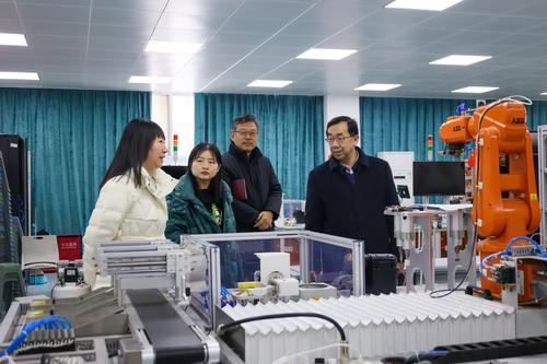 6专家组查看校内实训室 6专家组查看校内实训室