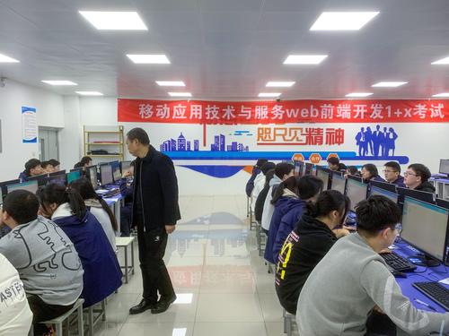 3taptap滚球校副校长张继波巡视考场 3taptap滚球校副校长张继波巡视考场