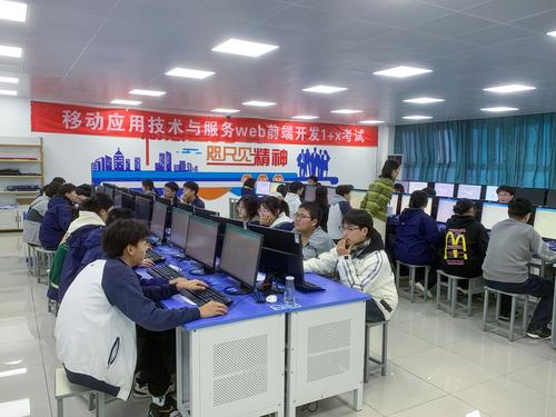 4学生认真答题 4学生认真答题